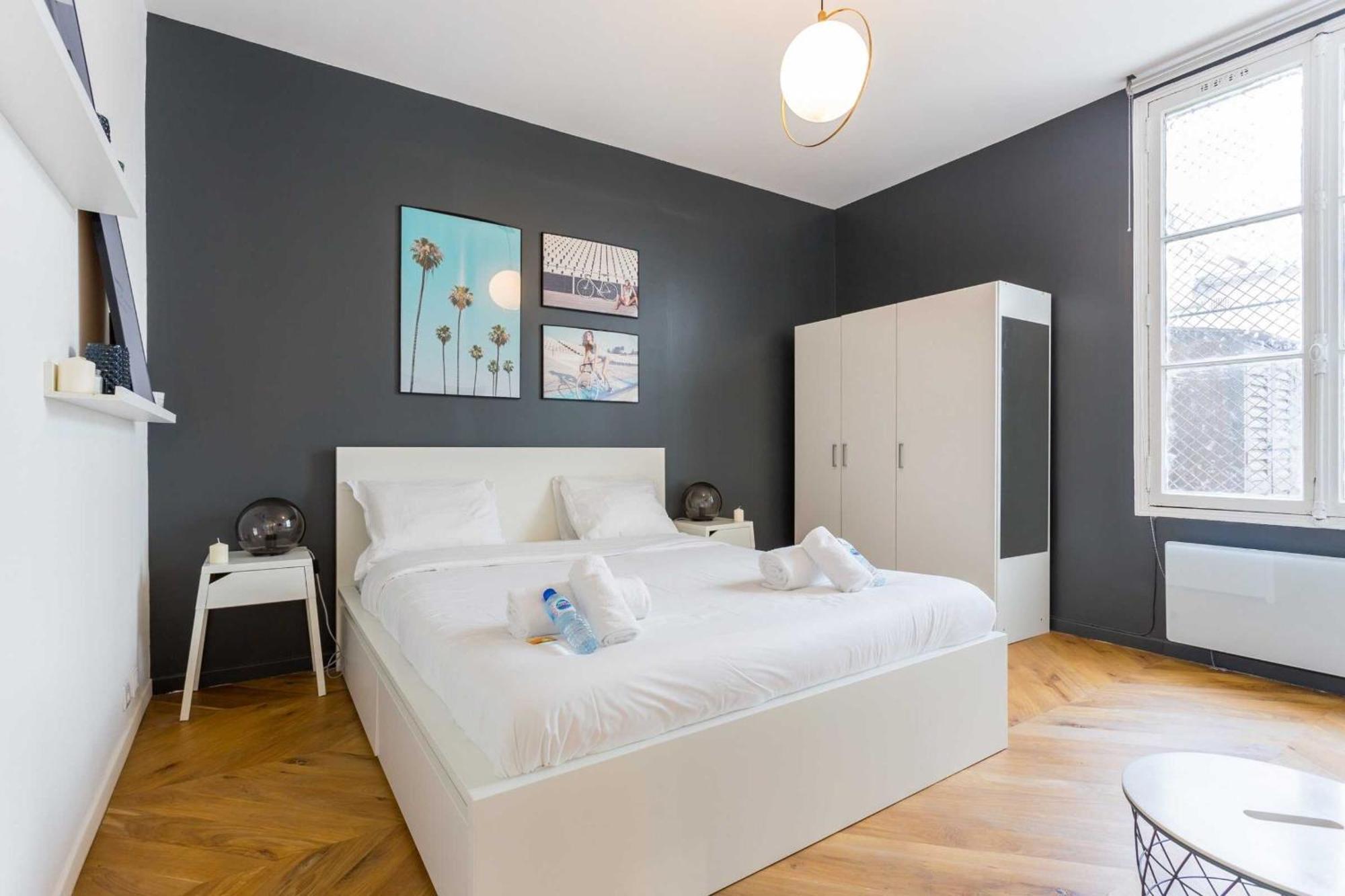Cosy -2p- Place De Clichy-gare Saint Lazarre Parijs