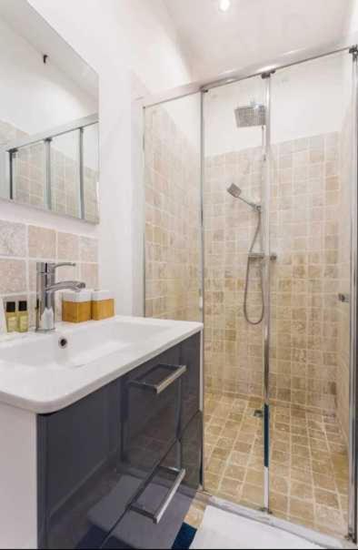 Cosy -2p- Place De Clichy-gare Saint Lazarre Appartement Parijs